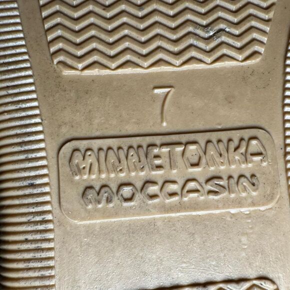 Minnetonka Women’s Sheepskin Lined Moccasin Slippers Size 7 Tan Suede Indoor Out - Picture 7 of 7